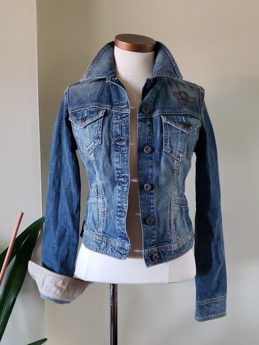 Vintage Y2K Guess Jeans Distressed Cropped Medium Wash Denim Jacket - M